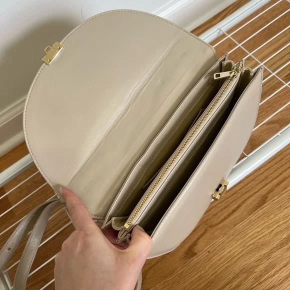 Flattered leather crossbody bag in crème - Picture 13 of 13